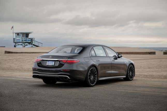 Vista trasera de tres cuartos del Mercedes AMG S63 E Performance 2024